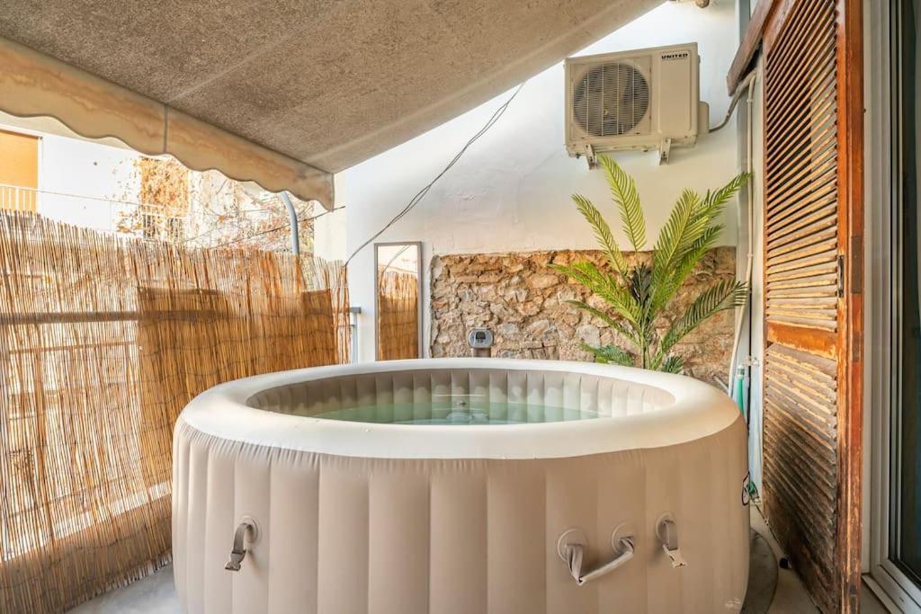 Openair Hot Tub/Big Balcony/Great Boutique Apt เอเธนส์ ภายนอก รูปภาพ